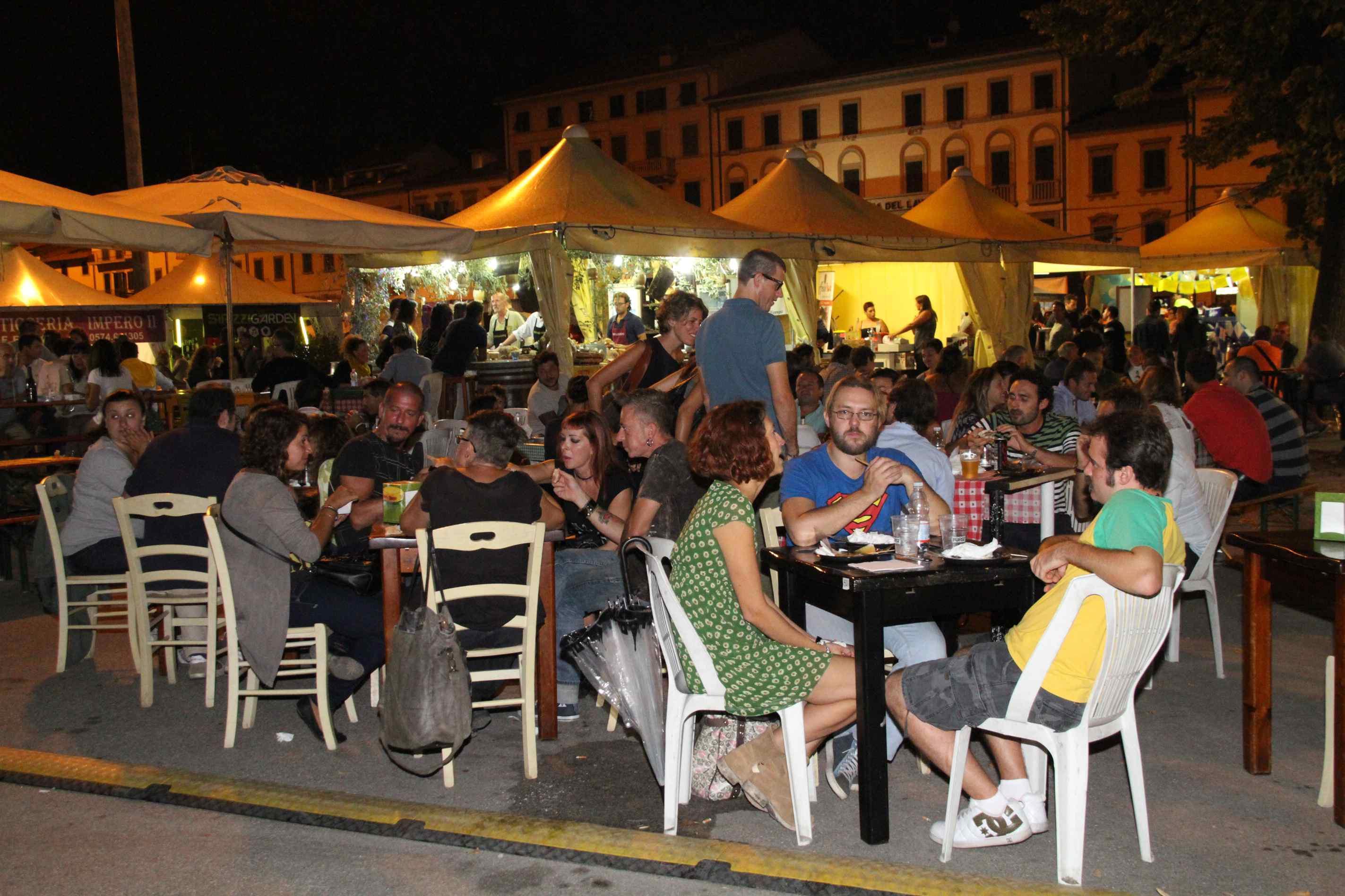 Movida notturna in Piazza Mercatale d'estate