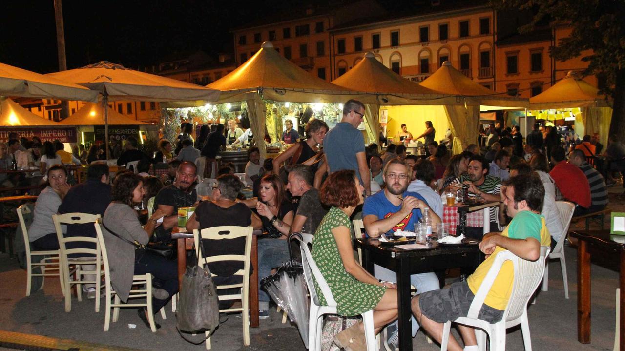 Movida notturna in Piazza Mercatale d'estate