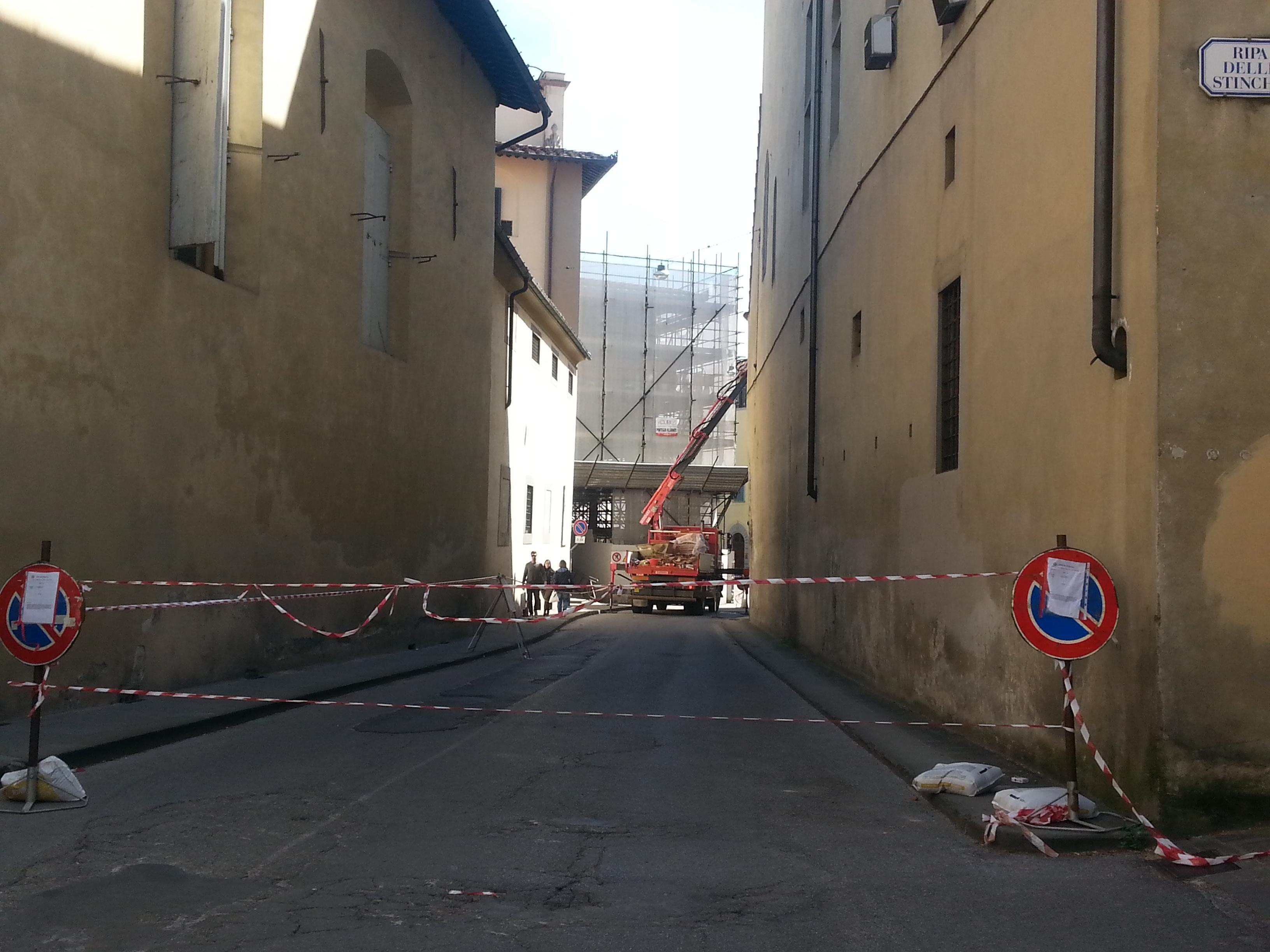 La strada chiusa per i lavori al tetto del palazzo San Mercuriale