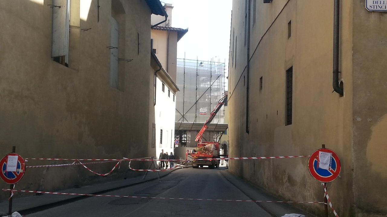 La strada chiusa per i lavori al tetto del palazzo San Mercuriale