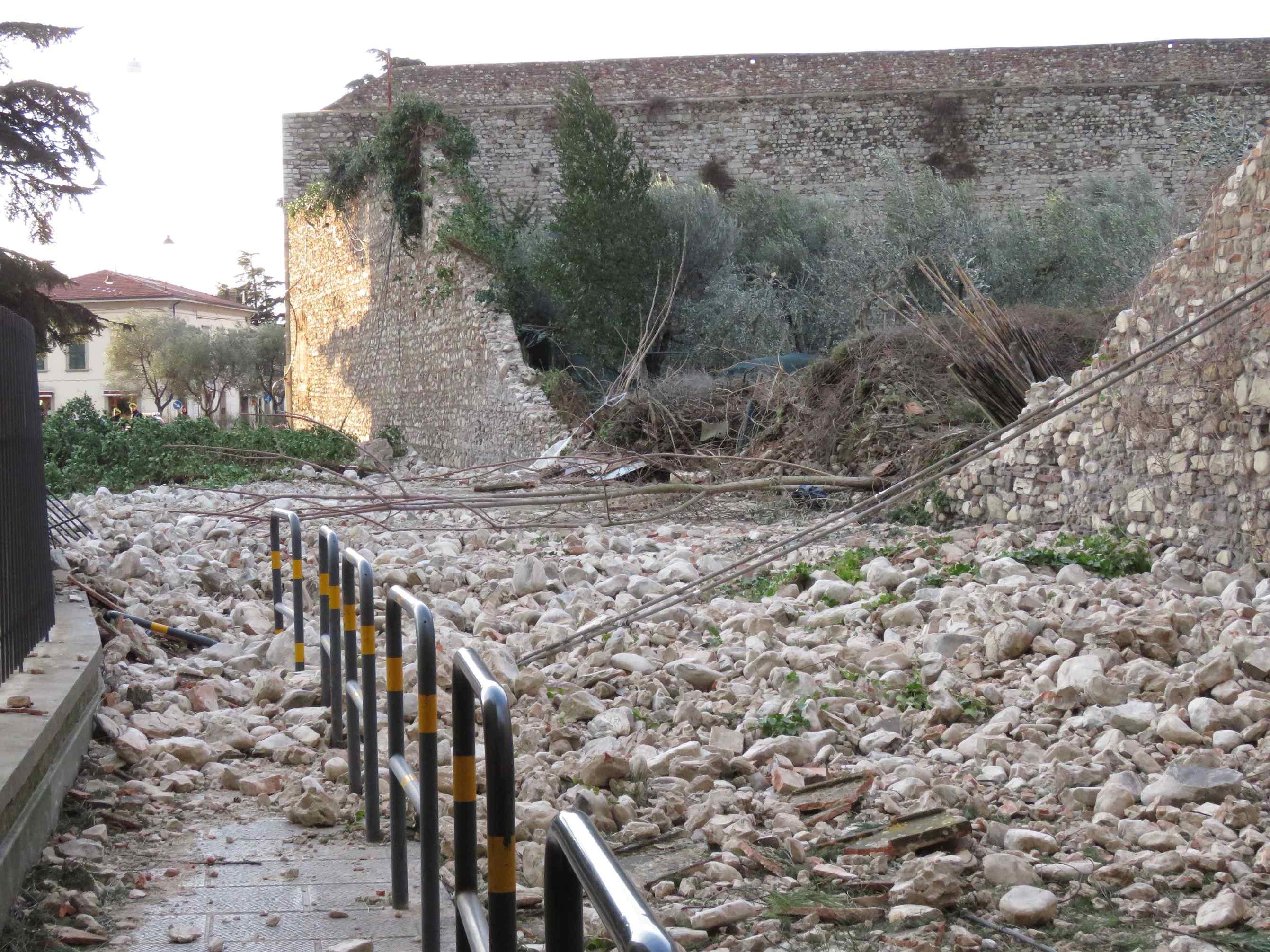 Le mura crollate di San Niccolò