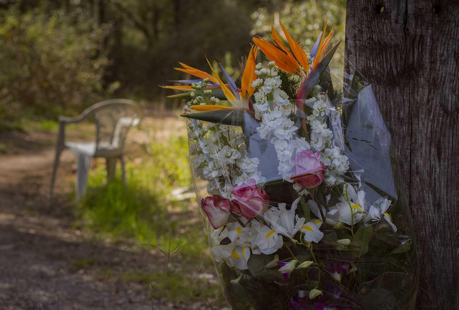 Il mazzo di fiori vicino al luogo dove la vittima si prostituiva e dove è stata uccisa