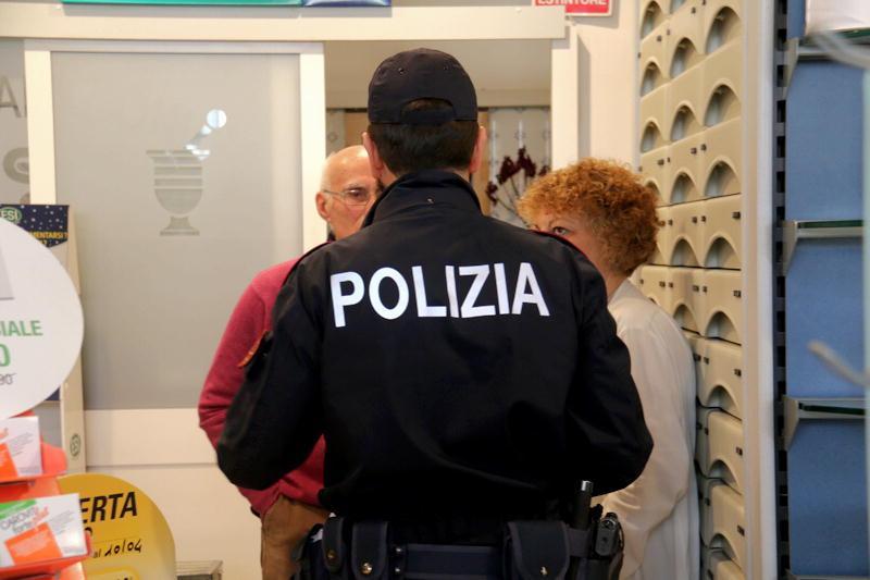 Un agente delle volanti nella farmacia rapinata (Marzi/Pentafoto)