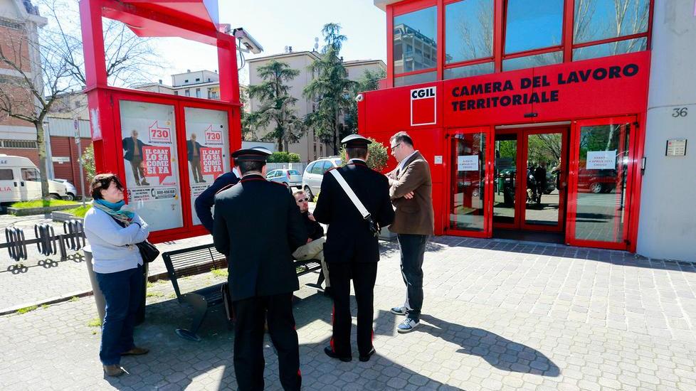 Entra alla Cgil con un coltello: «Voglio andare in carcere»