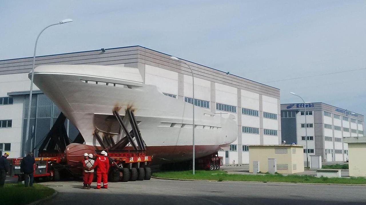 Lo scafo del 42 metri Overmarine-Mangusta