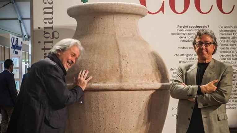 Da sinistra Moreno Chiarugi e Duccio Brini accanto ad una delle loro creazioni