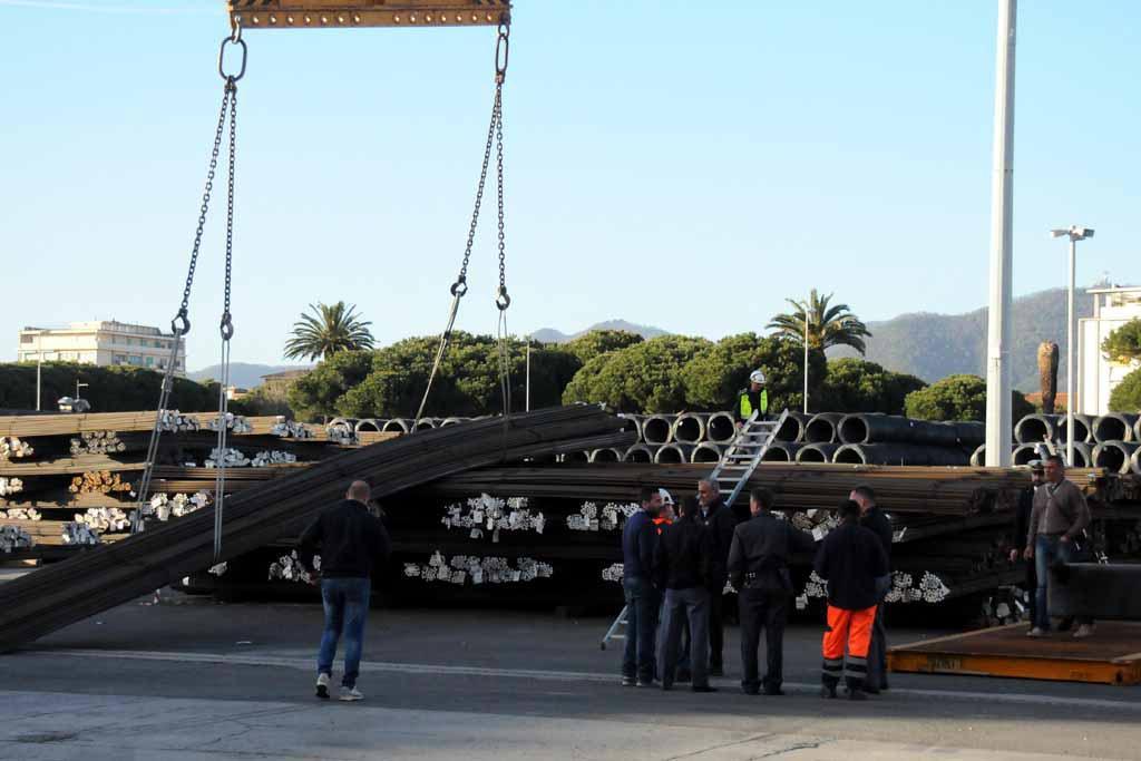 La scena dell'incidente sul lavoro al porto di Carrara