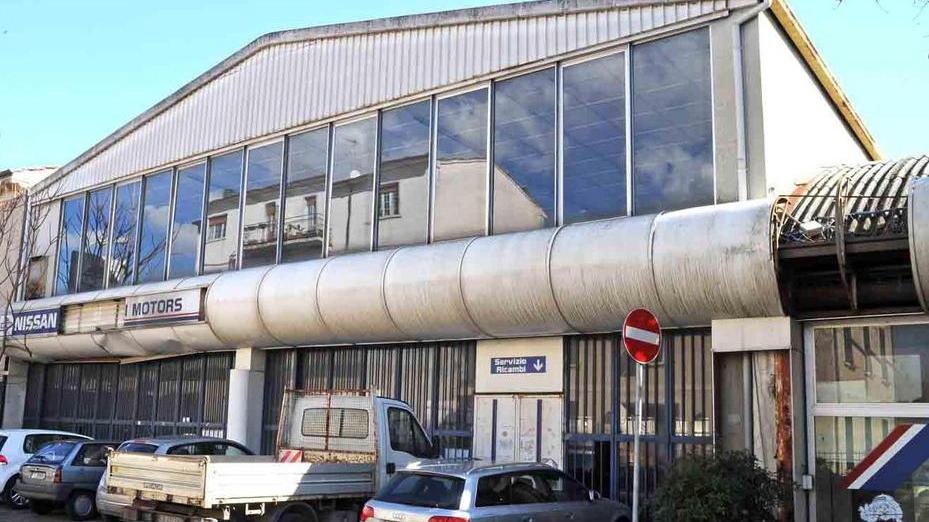 Anche l'ex concessionaria Nissan tra gli immobili all'asta (foto Gori)