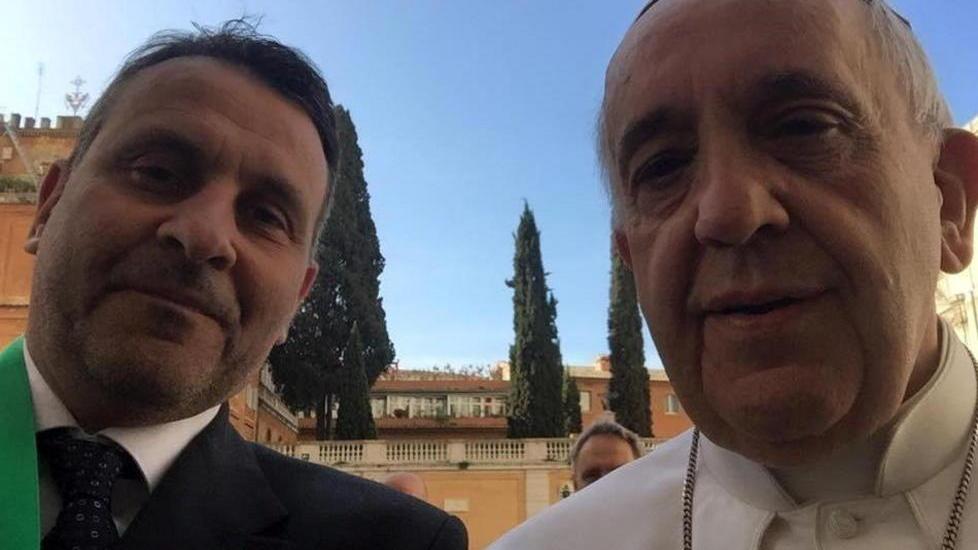 Ulivo di Pescia in dono al Pontefice che saluta la città