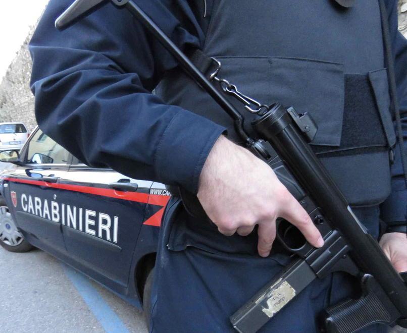 Ruba il gasolio a un autocarro, arrestato un operaio