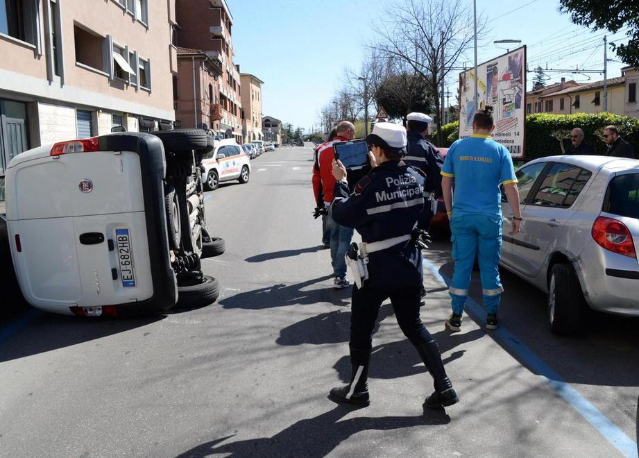 Urta un’auto parcheggiata e si ribalta