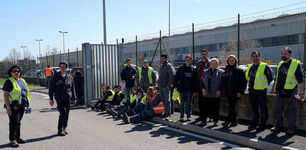 Piaggio, di nuovo lavoratori in strada al centro Ricambi 