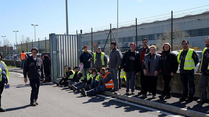 Piaggio, di nuovo lavoratori in strada al centro Ricambi