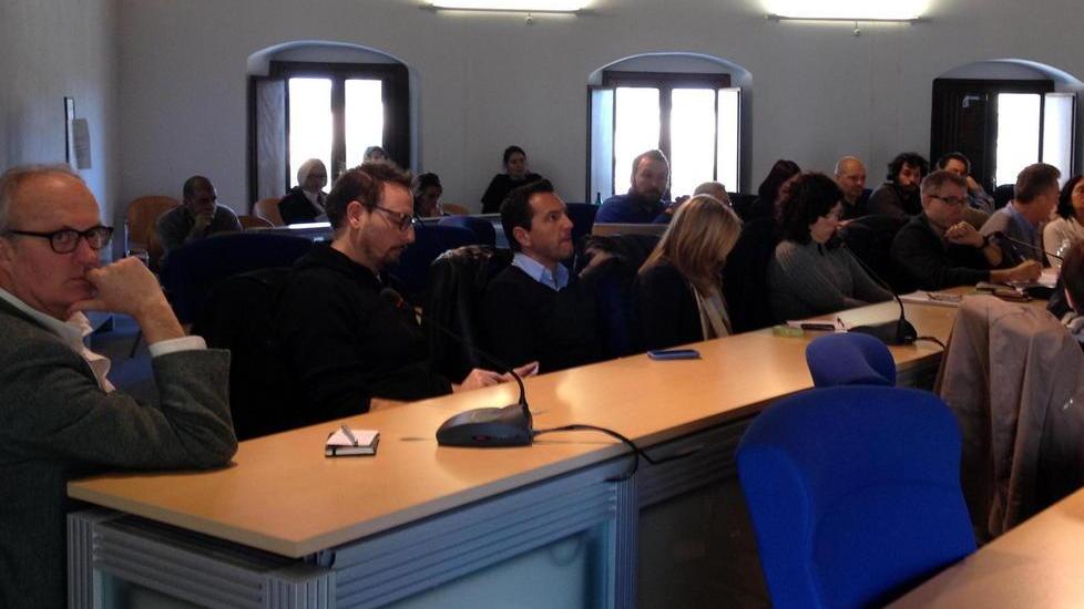 «Conti ko, chiudere tipografia e bar»