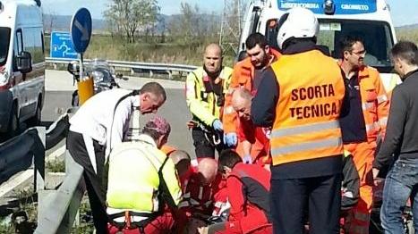 Sbatte sullo spartitraffico durante la gara di ciclismo
