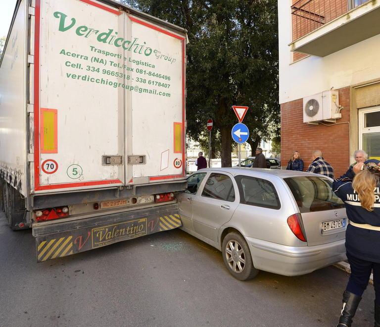 Un tir si incastra all’incrocio Strada bloccata, traffico in tilt