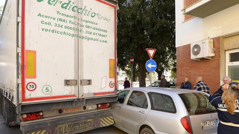 Un tir si incastra all’incrocio Strada bloccata, traffico in tilt