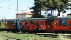 Treni danneggiati dai vandali, in ritardo le corse del mattino