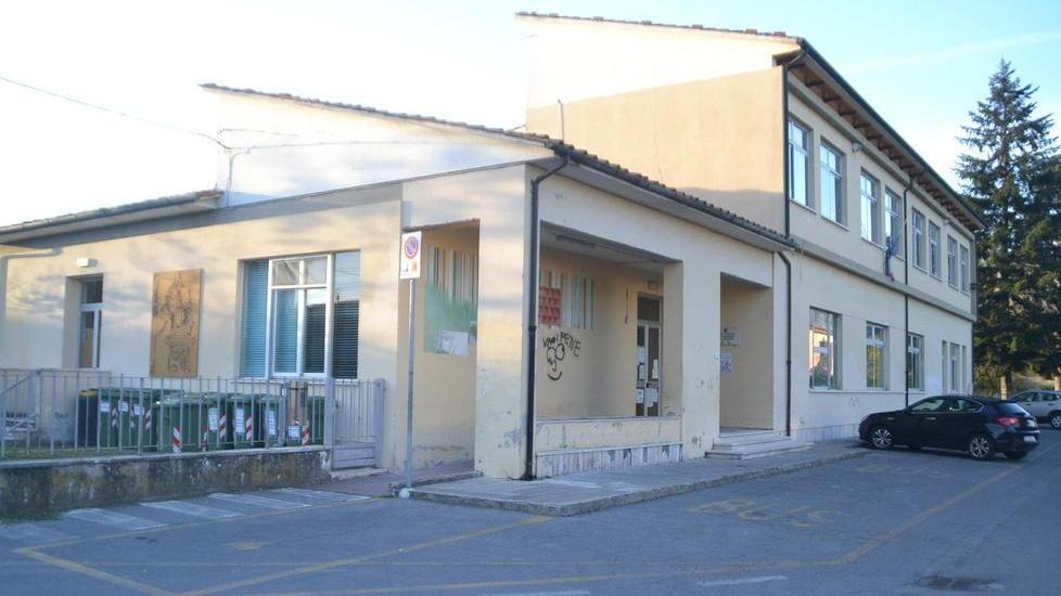 Si sfarina l’intonaco alla primaria