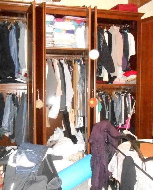 Ladri di notte in casa rubati soldi, cellulare e scatole di biscotti 