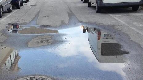 Strada inaugurata un anno fa ma la fogna non funziona ancora