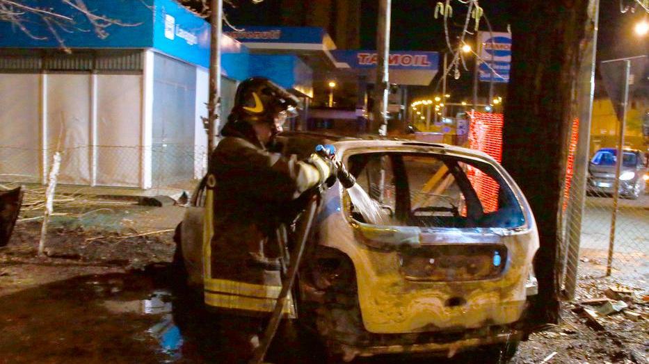 Brucia auto sotto sequestro, casa evacuata