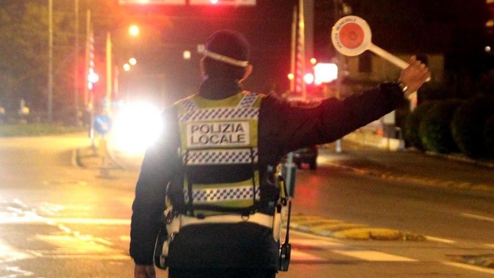 Investe un vigile in strada Arrestato al distributore