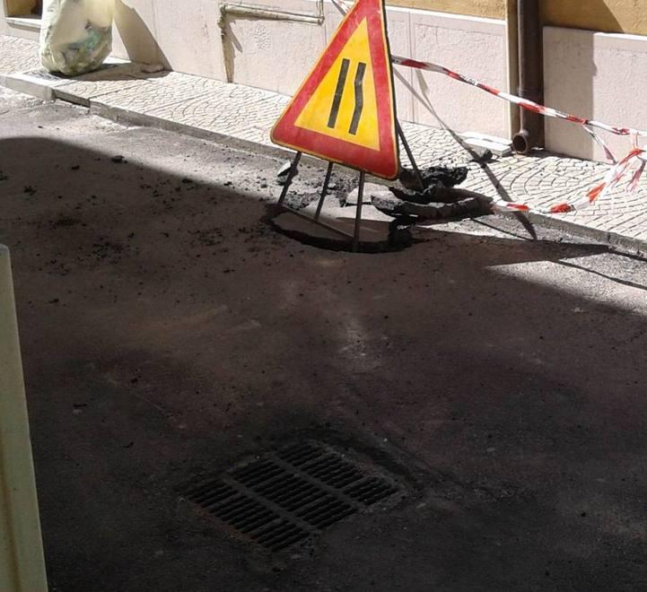 Paura per uno scoppio Saltati tre tombini Enel 
