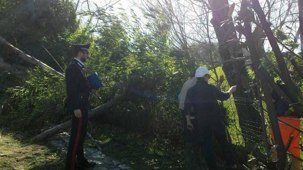 Operaio precipita da un palo e muore