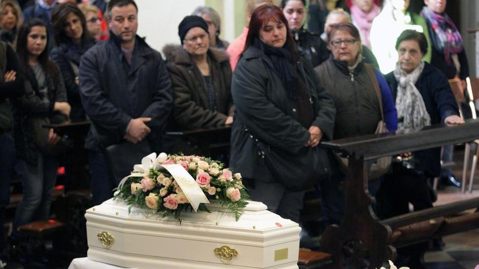 Pianti e rose per l’addio a Giorgia