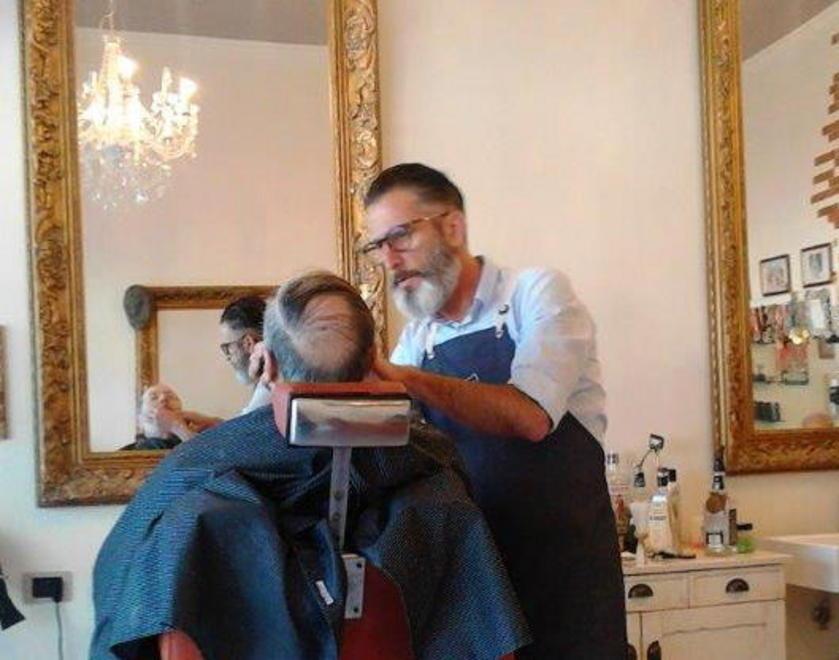 Benefit barber shop, a Massa  una maratona tra forbici e rasoi a tutta solidarietà 