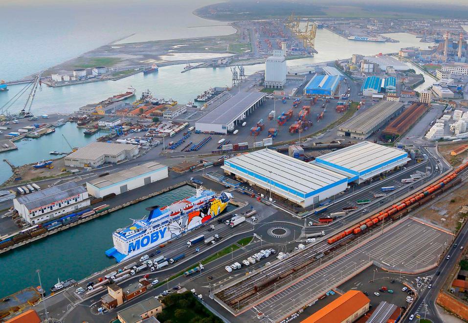 Il porto dall'alto: si vede la Darsena Toscana e accanto le vasche di colmata, radice della nuova Darsena Europa
