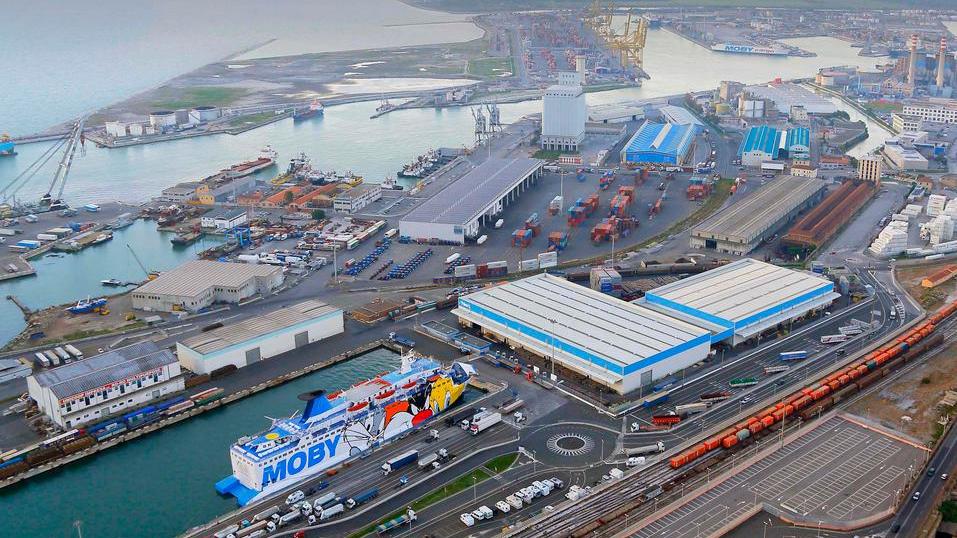 Il porto dall'alto: si vede la Darsena Toscana e accanto le vasche di colmata, radice della nuova Darsena Europa