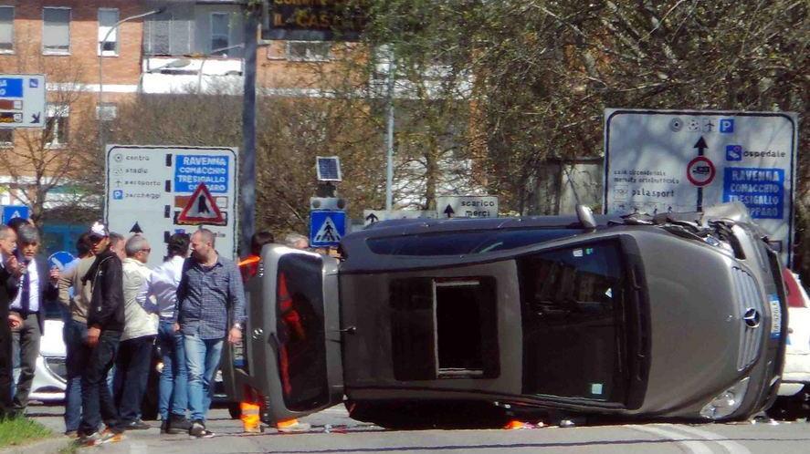 Auto si rovescia dopo la carambola