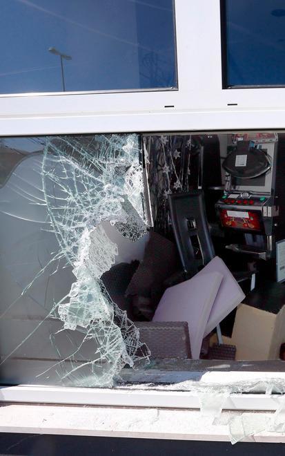 Devastano il 105 Cafè Club per rubare le macchinette 