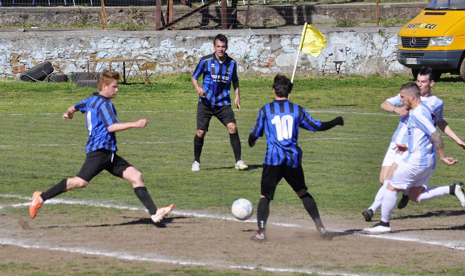 Il gol del 4-0 al Pietrasanta firmato da Serri, autore di una doppietta (foto Paolo Barlettani)