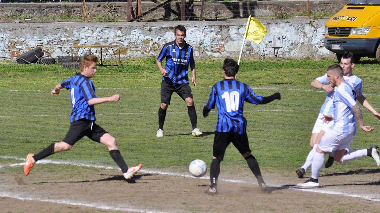 Il gol del 4-0 al Pietrasanta firmato da Serri, autore di una doppietta (foto Paolo Barlettani)