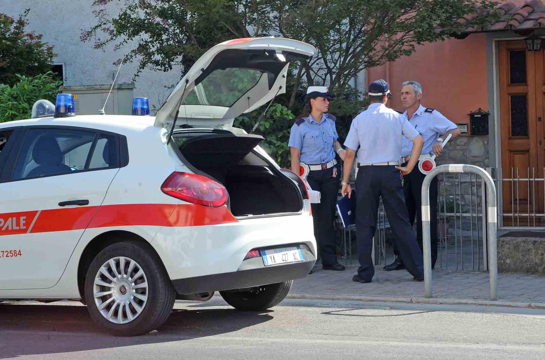 Un intervento dei vigili urbani di Quarrata (foto Gori)