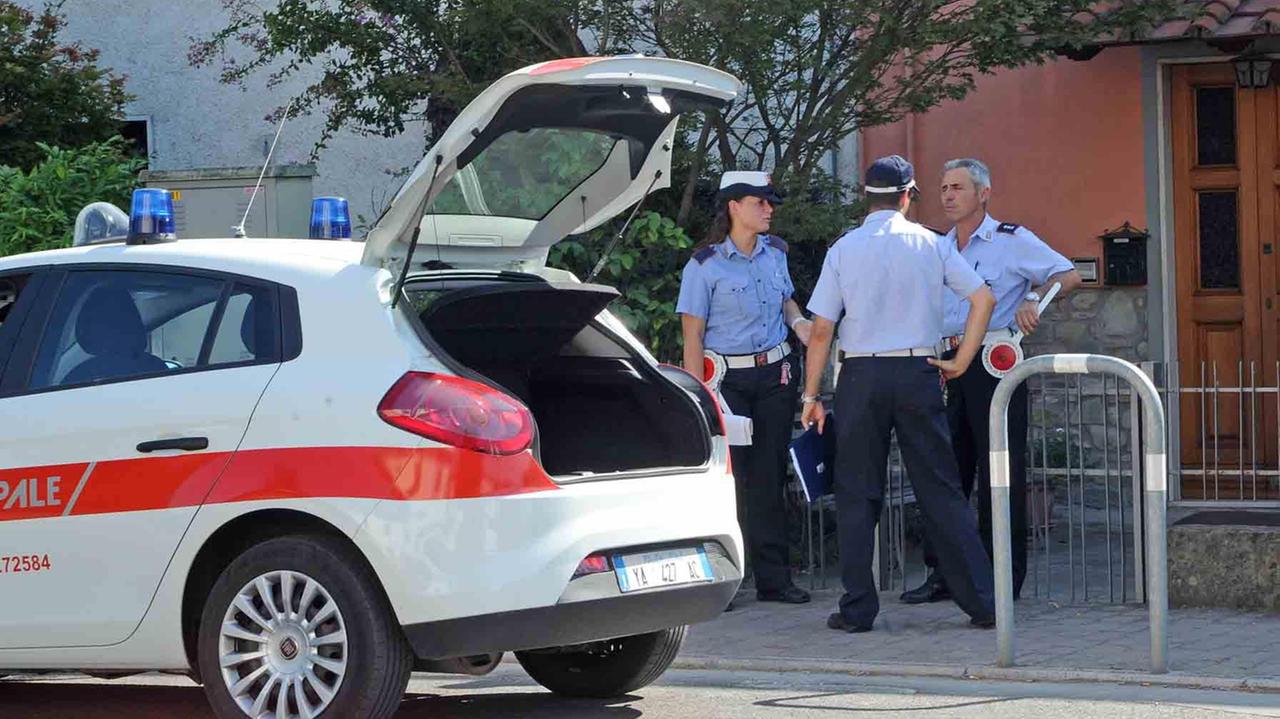 Un intervento dei vigili urbani di Quarrata (foto Gori)