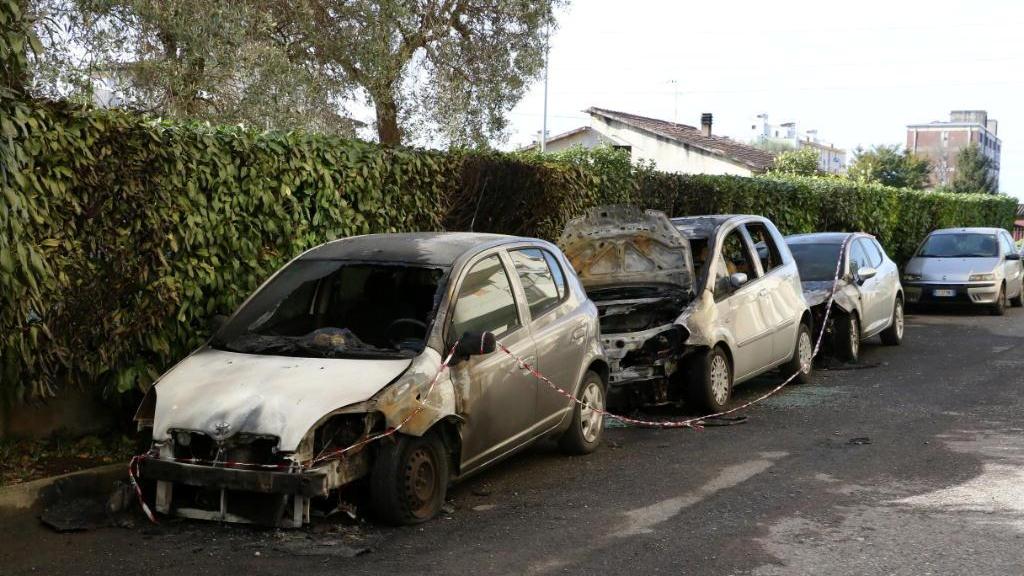 Massa, le auto bruciate a Poggi