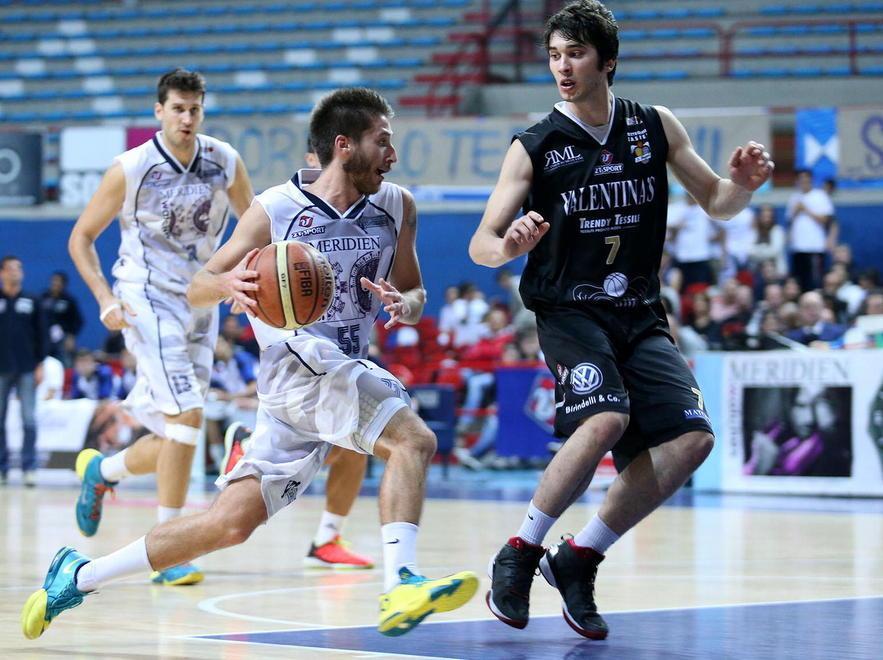 Un'azione nel derby Bottegone-Meridien