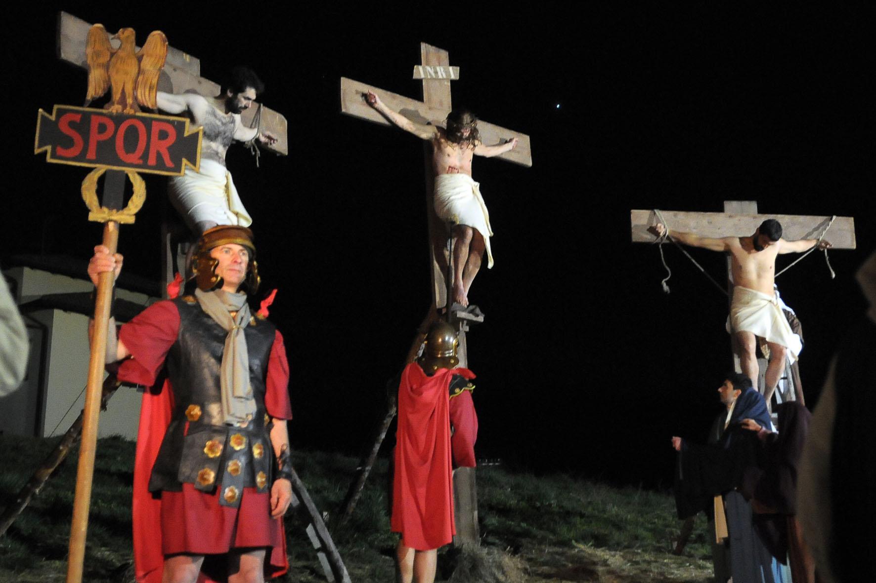 Frassinoro diventa un teatro: stasera la Via Crucis vivente