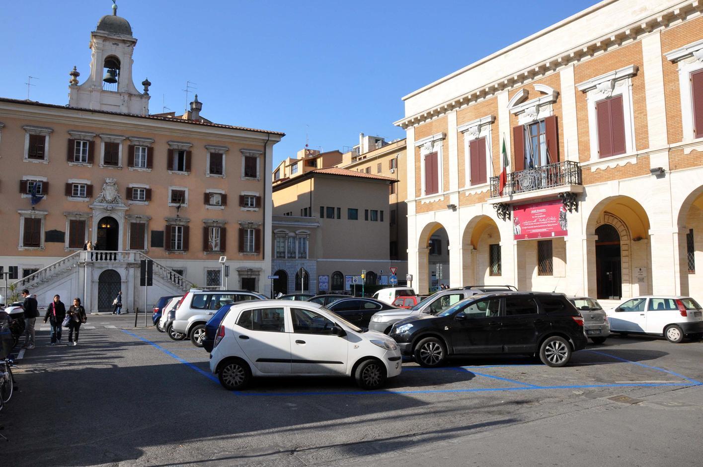 Il parcheggio davanti alla sede della Provincia sarà cancellato