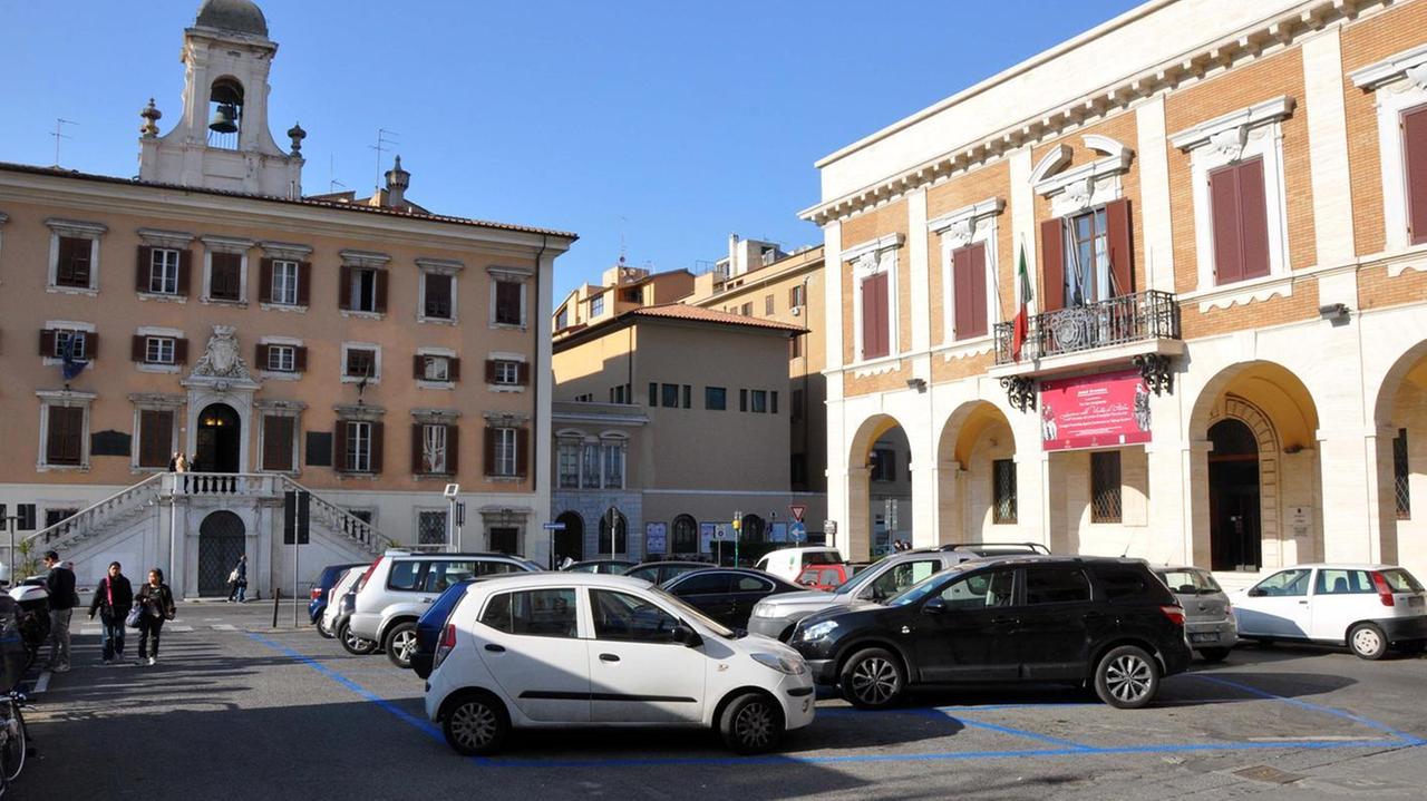 Il parcheggio davanti alla sede della Provincia sarà cancellato