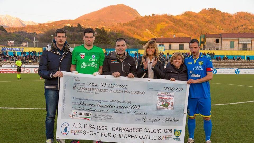 La consegna dell'assegno per beneficenza (pisachannel.tv)
