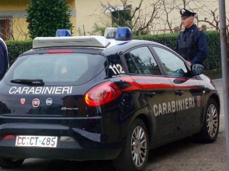 Preparavano le dosi di cocaina in casa, tre arresti
