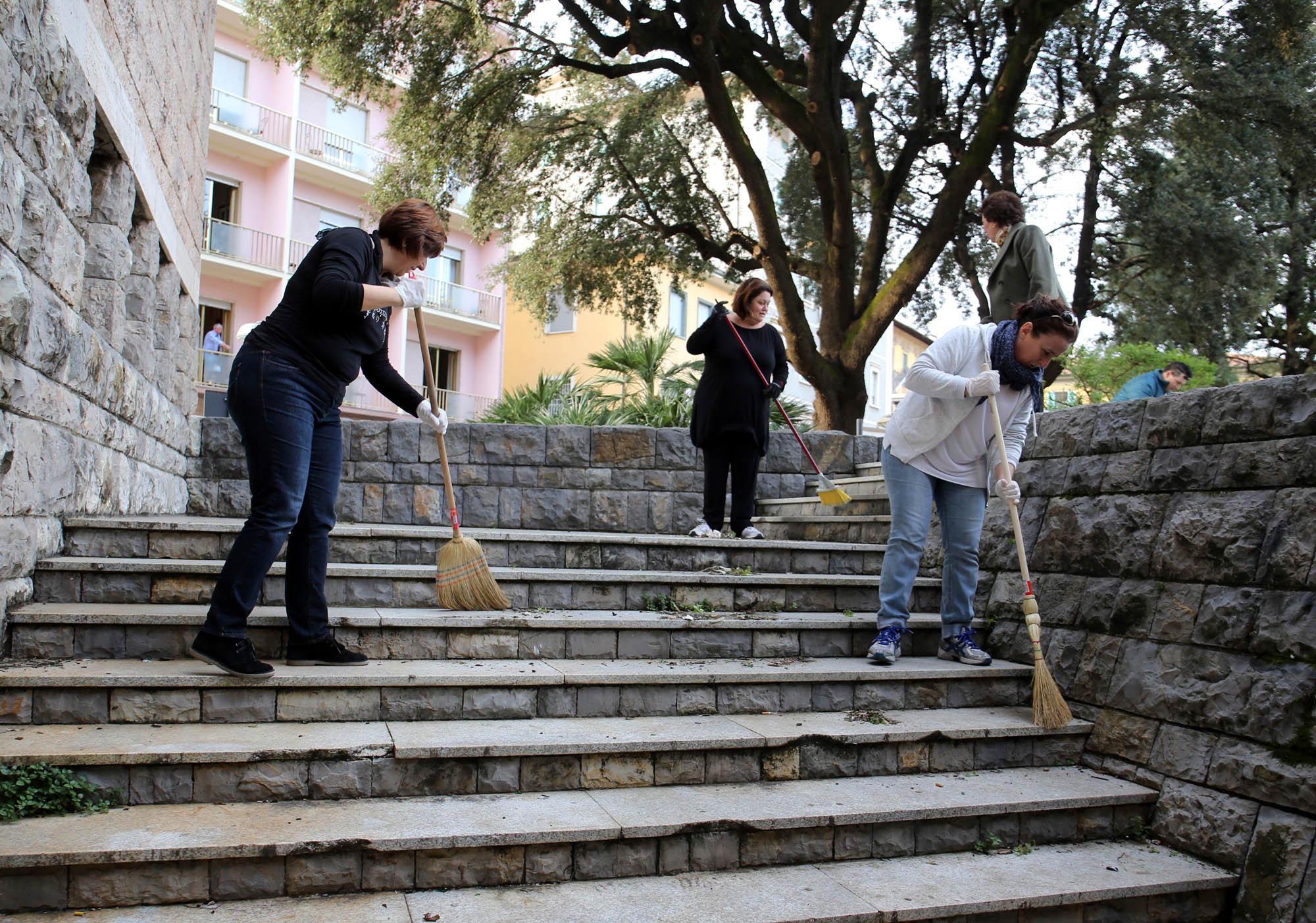 Alcune cittadine del gruppo "Angeli a Montecatini" impegnate a pulire piazza del Popolo