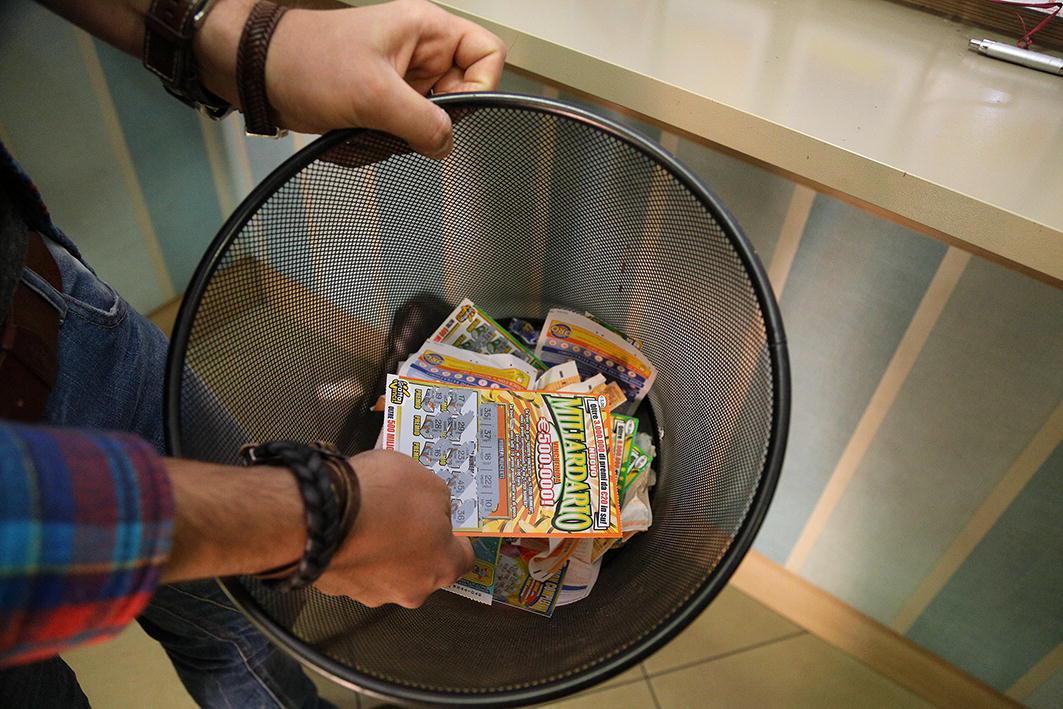 Caccia ai gratta e vinci usati nei cestini delle tabaccherie