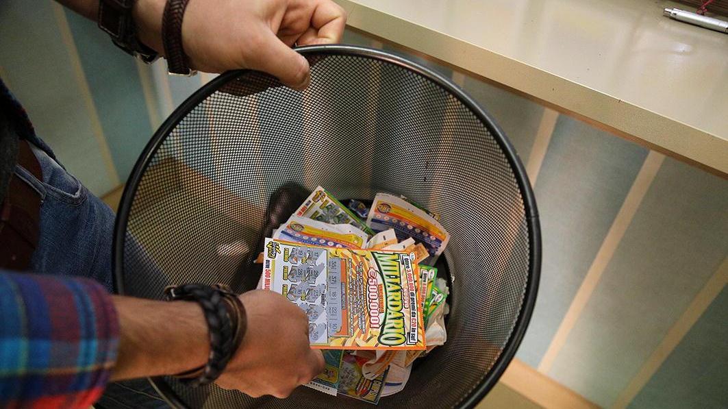 Caccia ai gratta e vinci usati nei cestini delle tabaccherie