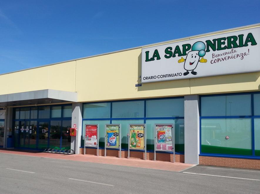 Una cliente arrabbiata schiaffeggia la commessa 
